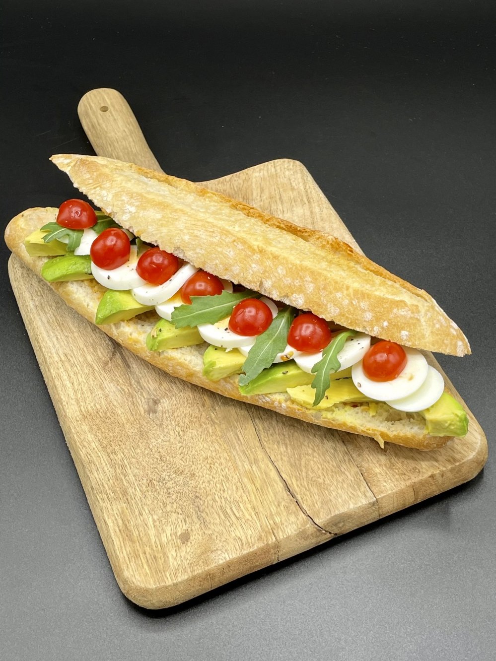 Ontbijt en lunch - dailys-rivium-broodje-avocado-tomaat-mozarella