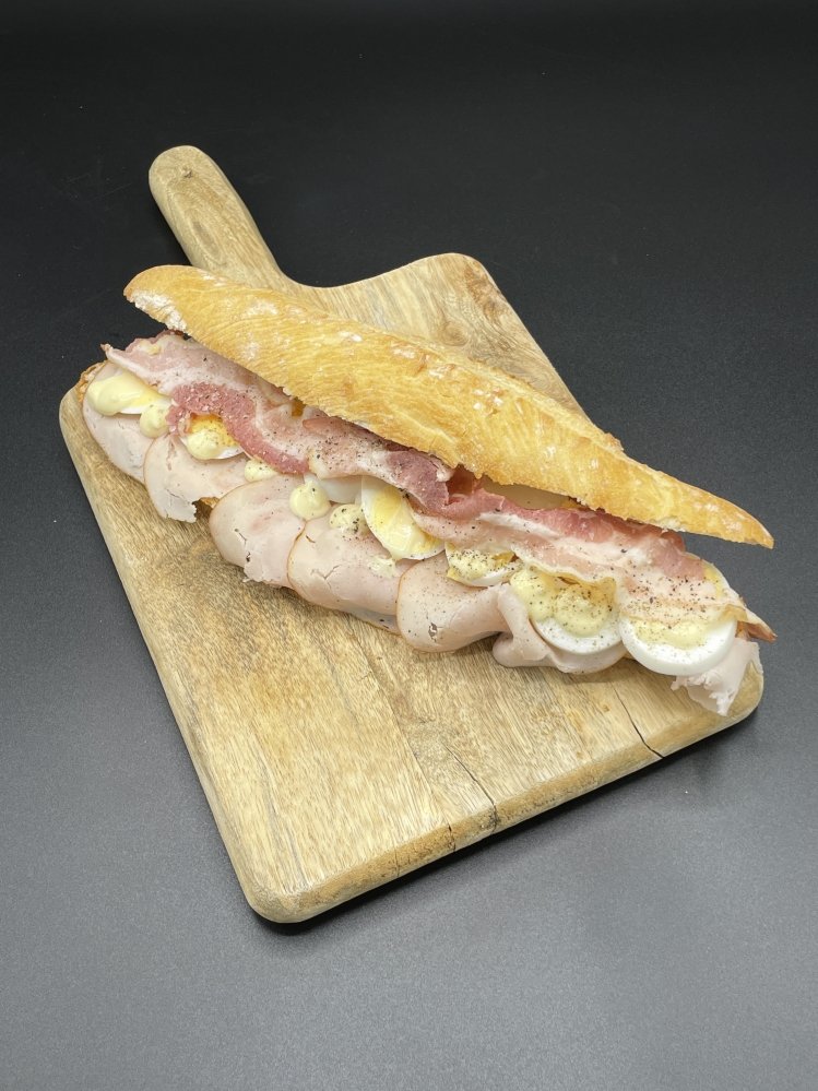 Ontbijt en lunch - Dailys-rivium-broodje-gerookte-kip-ei-bacon